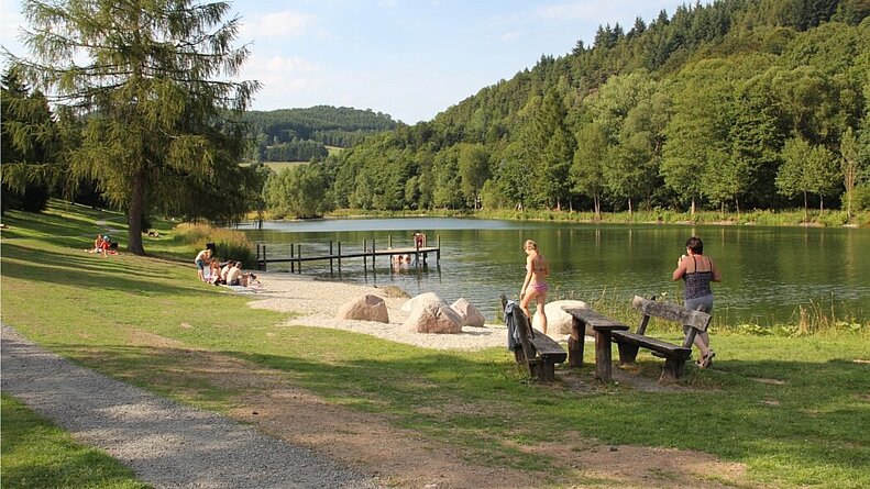 Hier sehen Sie ein Seeansicht vom Strand hergesehen.