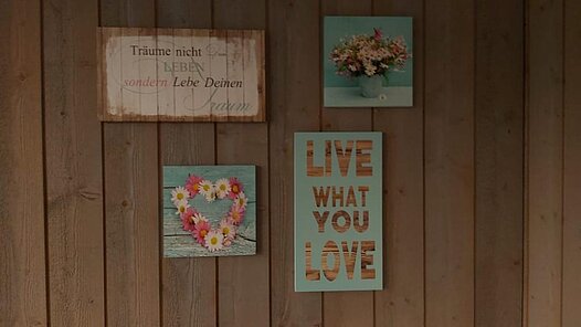 Bilder an Wand